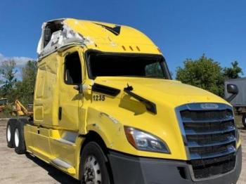  Salvage Freightliner Cascadia 1