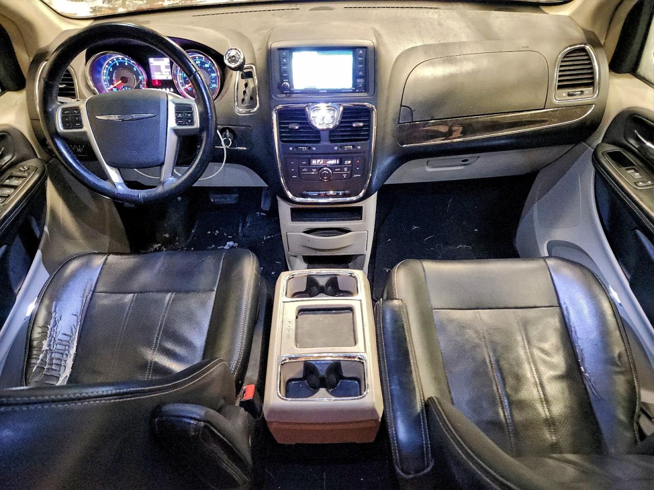 Chrysler Minivan Touring Image 9