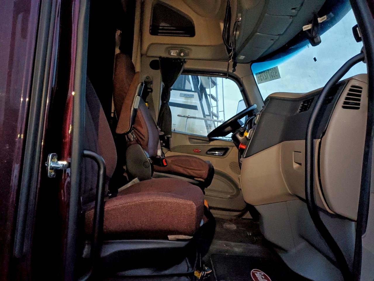 Peterbilt 579 Image 10