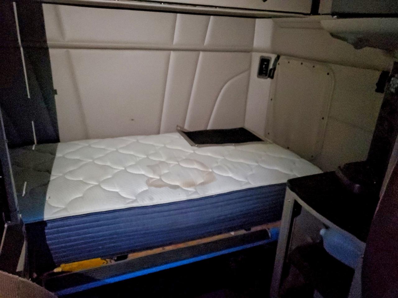 Peterbilt 579 Image 6