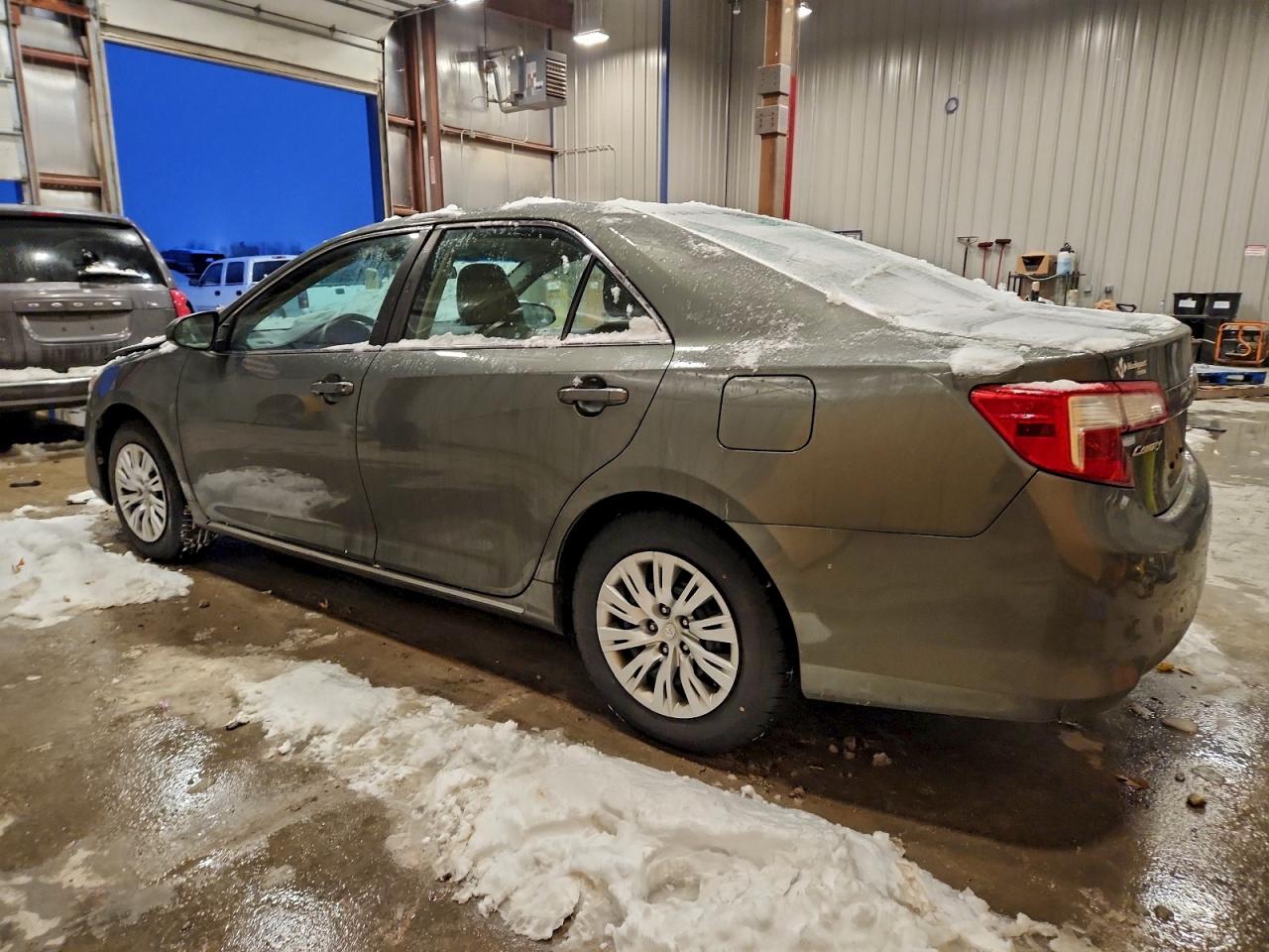 Toyota Camry L Image 12