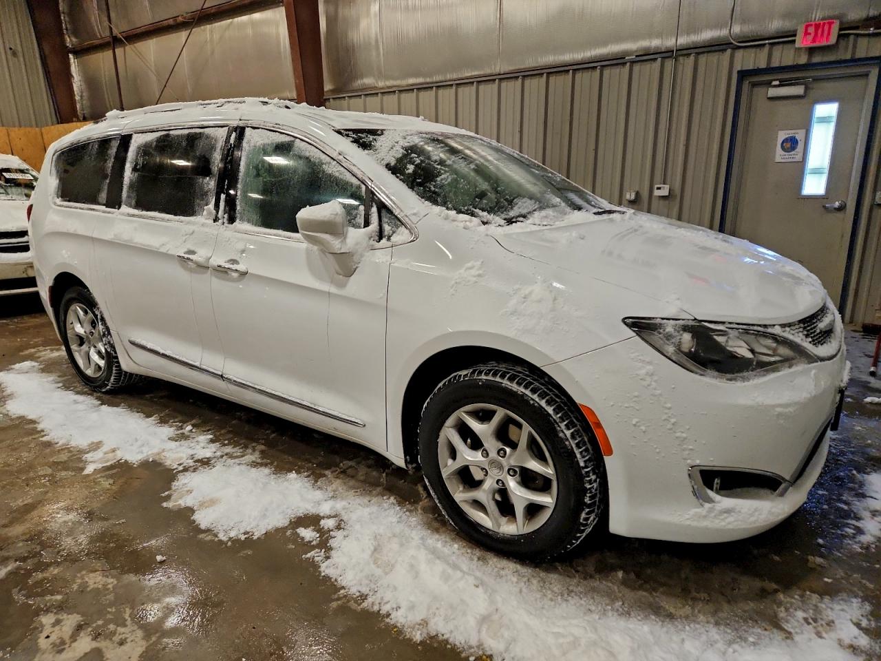 Chrysler Pacifica Touring L Image 2