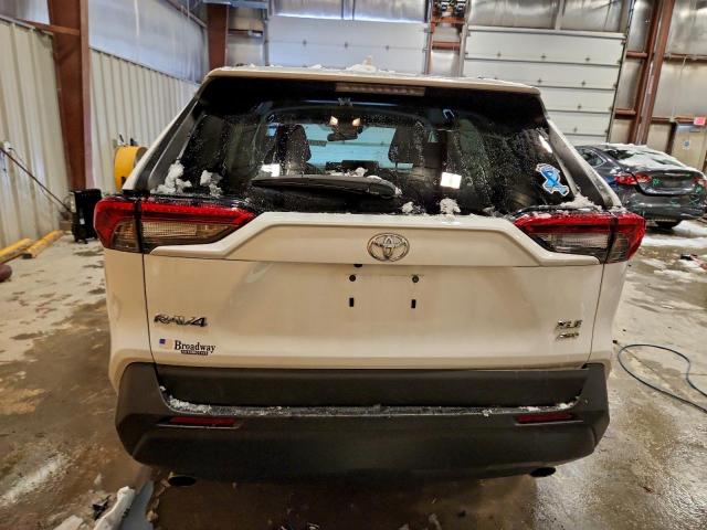 Toyota RAV4 Xle Image 6