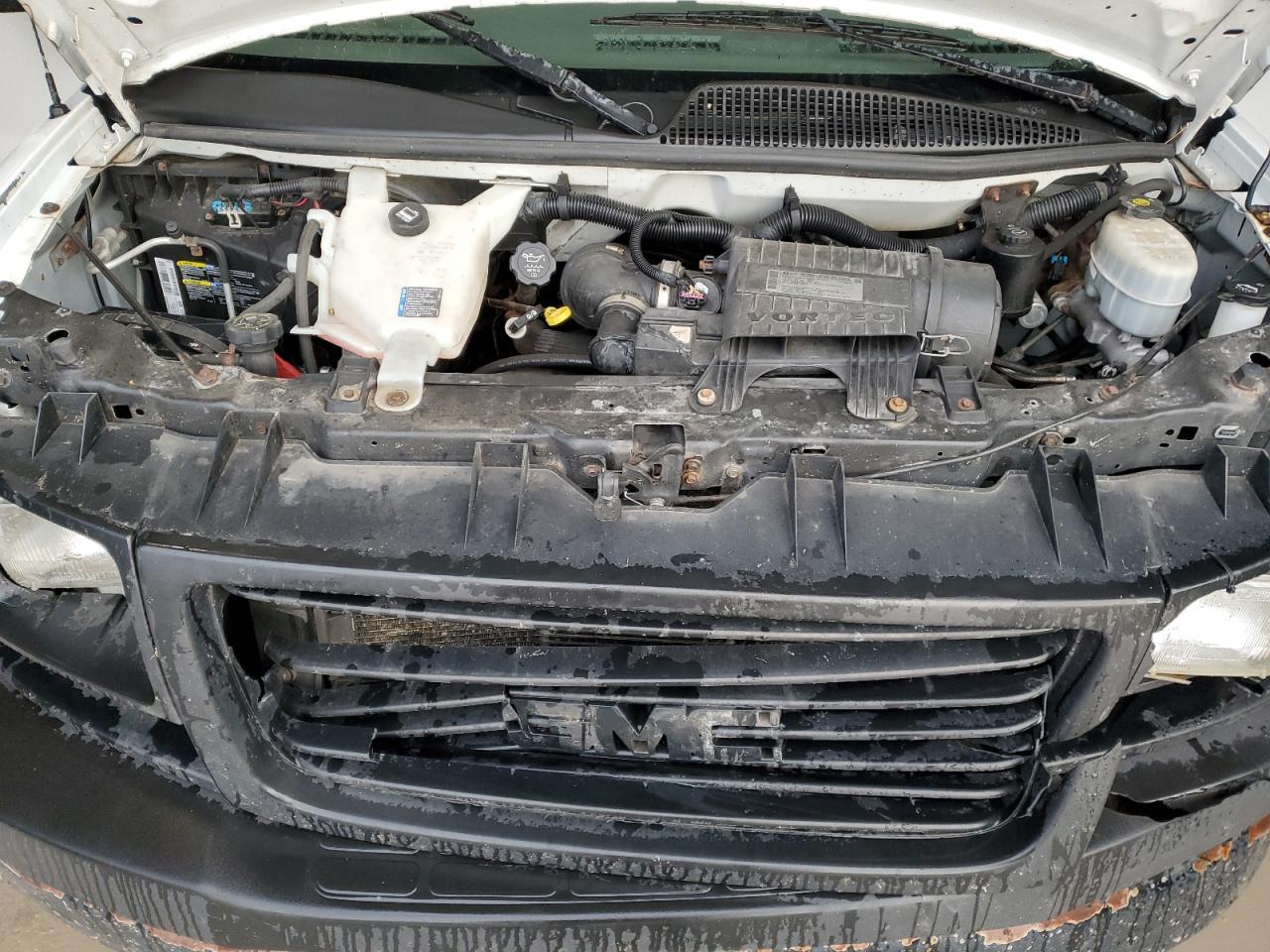 GMC Savana G2500 Image 13