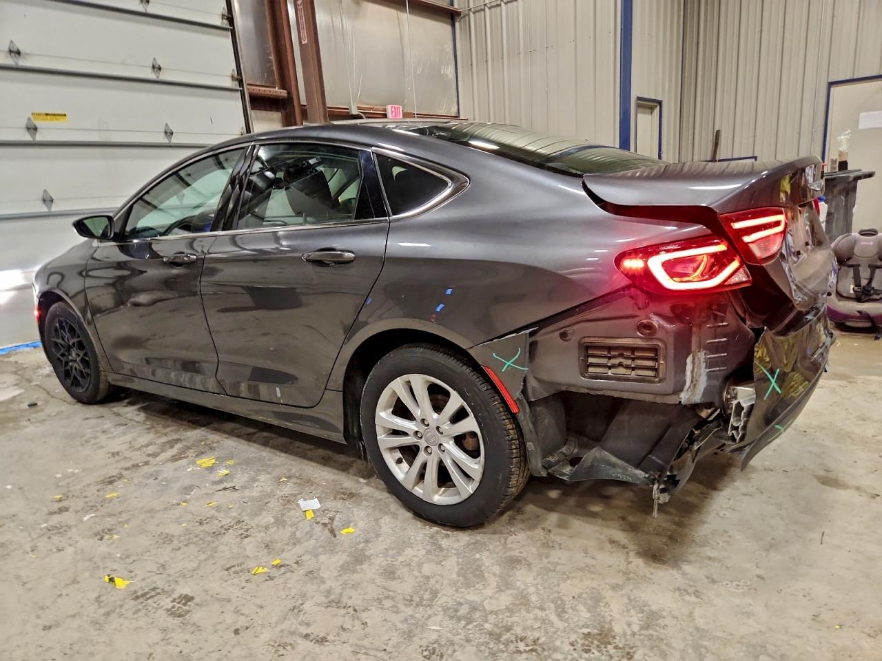 Chrysler 200 Limited Image 12