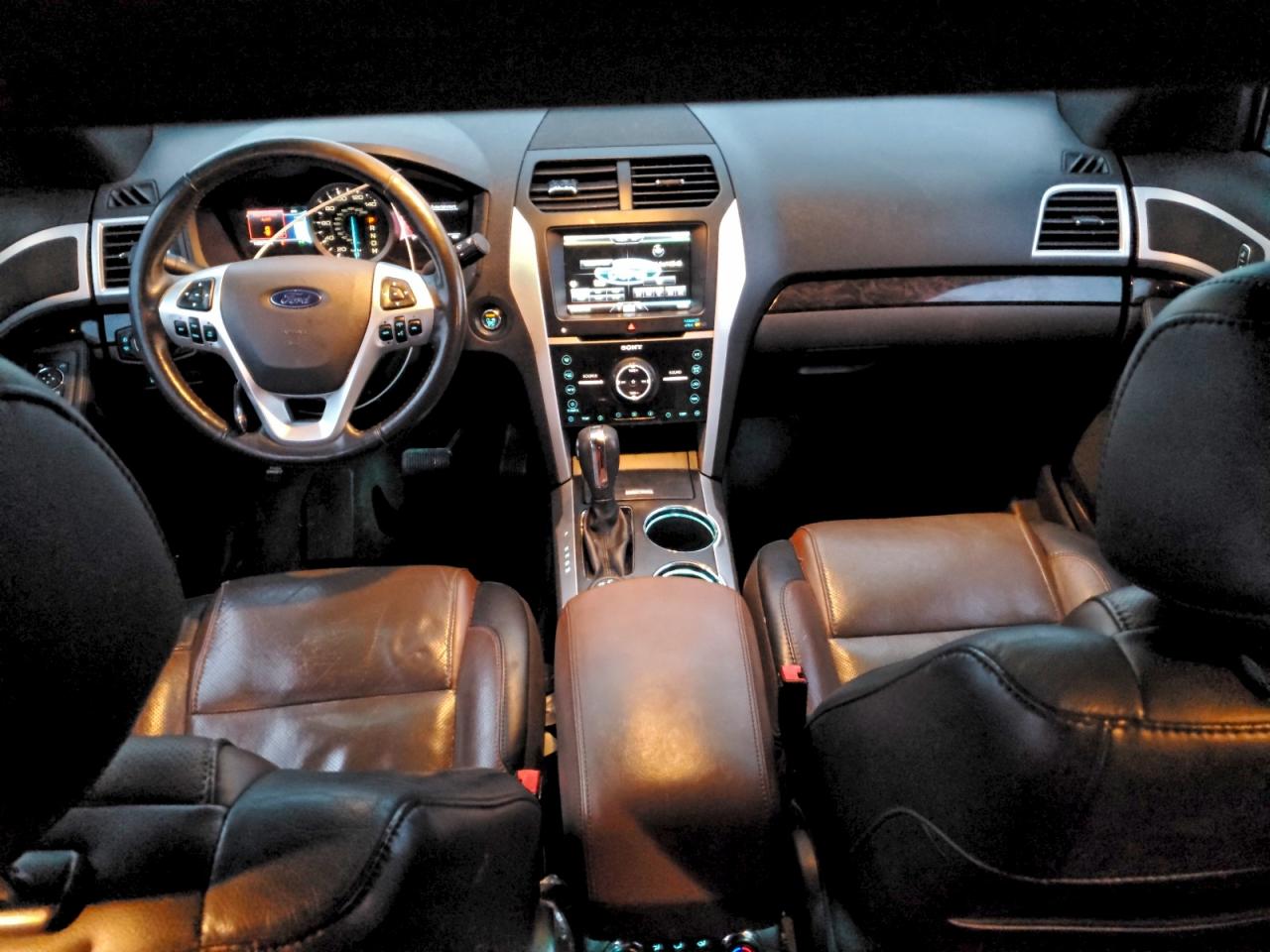 Ford Explorer Limited Image 11