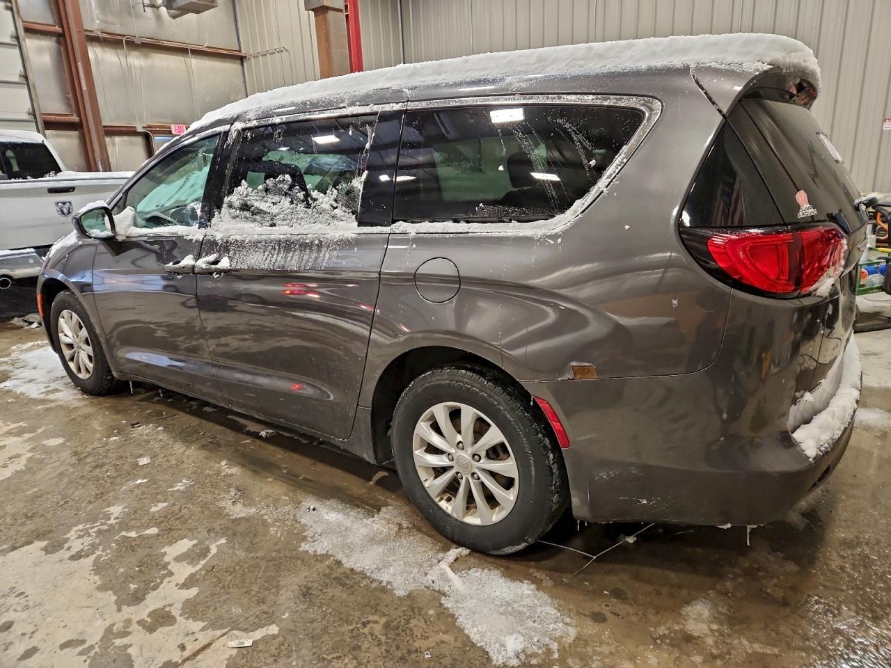 Chrysler Pacifica Touring Image 7