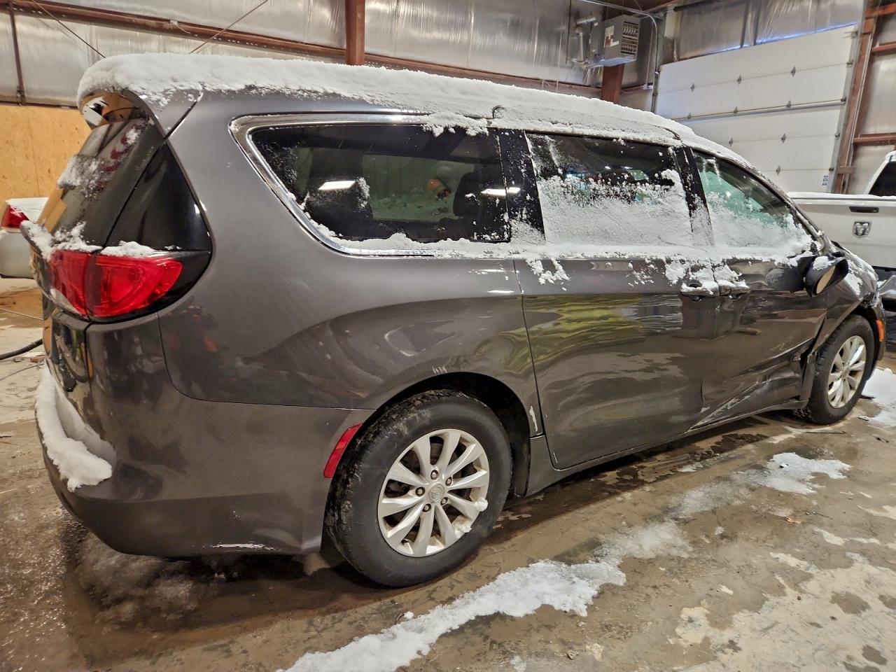 Chrysler Pacifica Touring Image 4