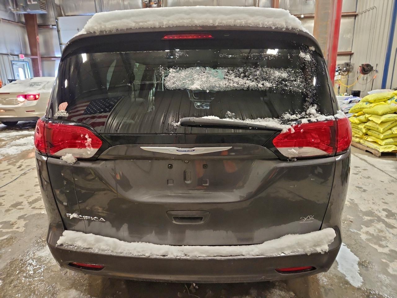 Chrysler Pacifica Touring Image 10