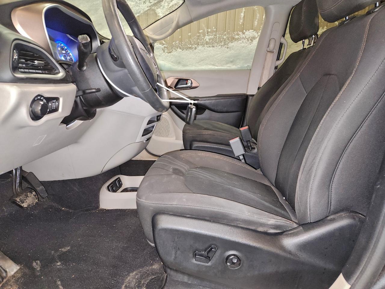 Chrysler Pacifica Touring Image 8