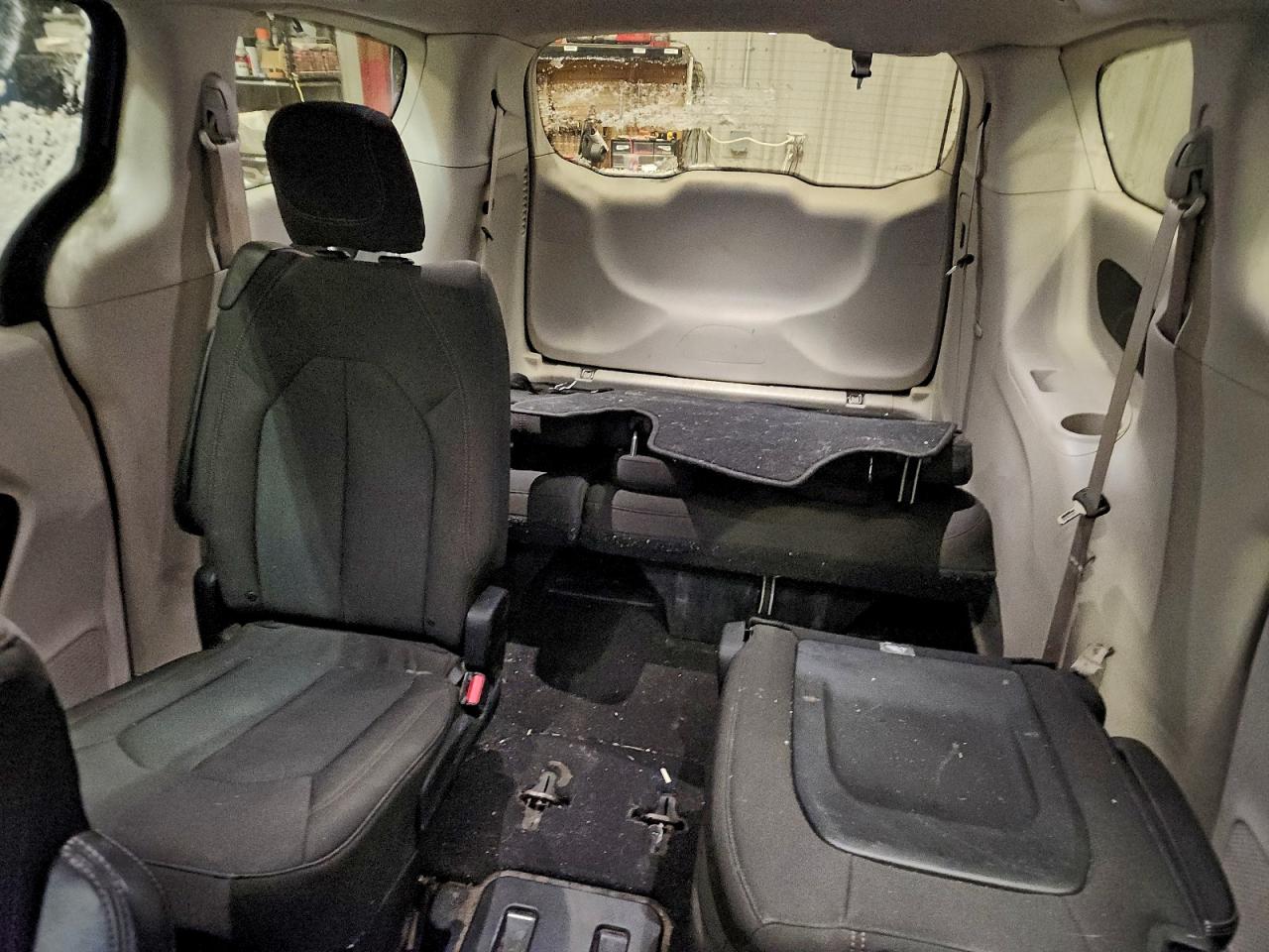 Chrysler Pacifica Touring Image 3