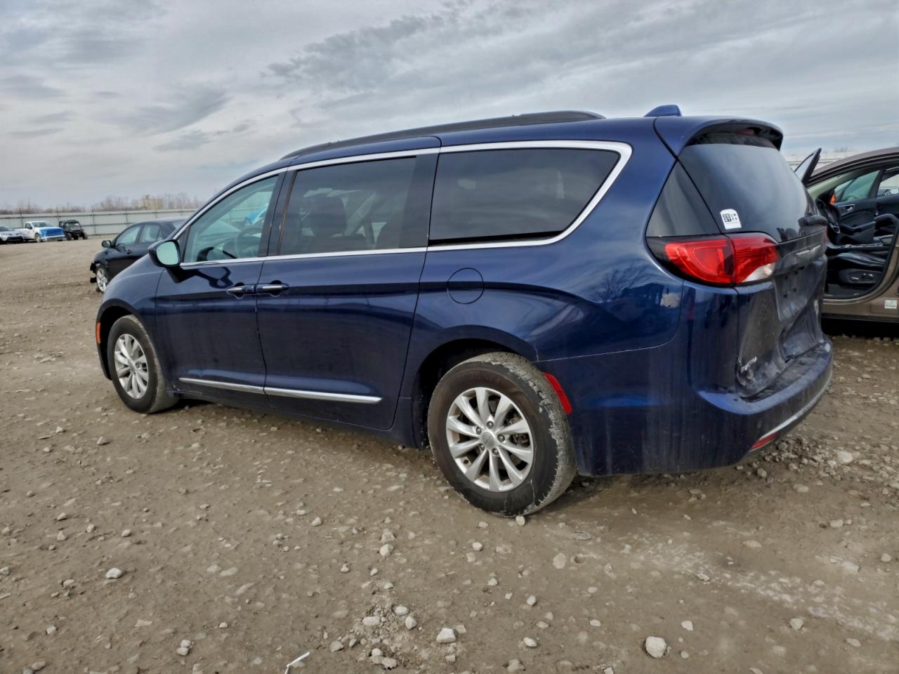 Chrysler Pacifica Touring L Image 3