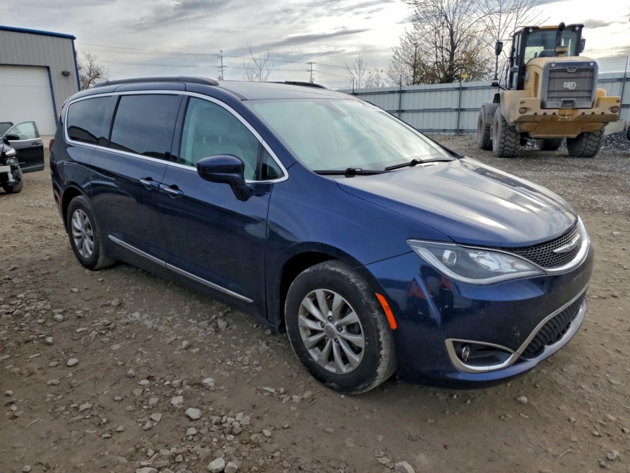 Chrysler Pacifica Touring L Image 12