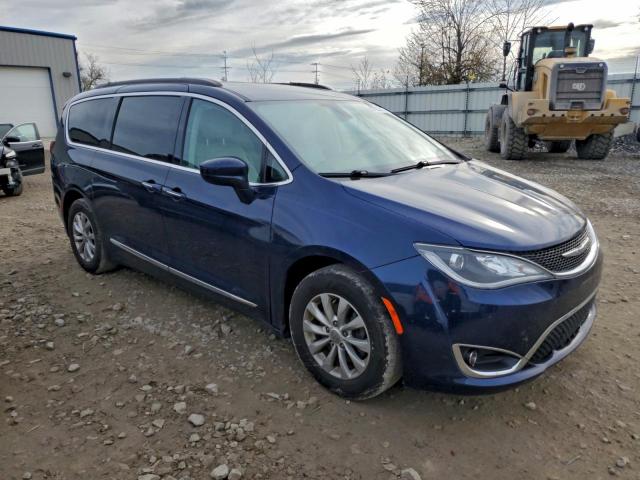 Chrysler Pacifica Touring L Image 12