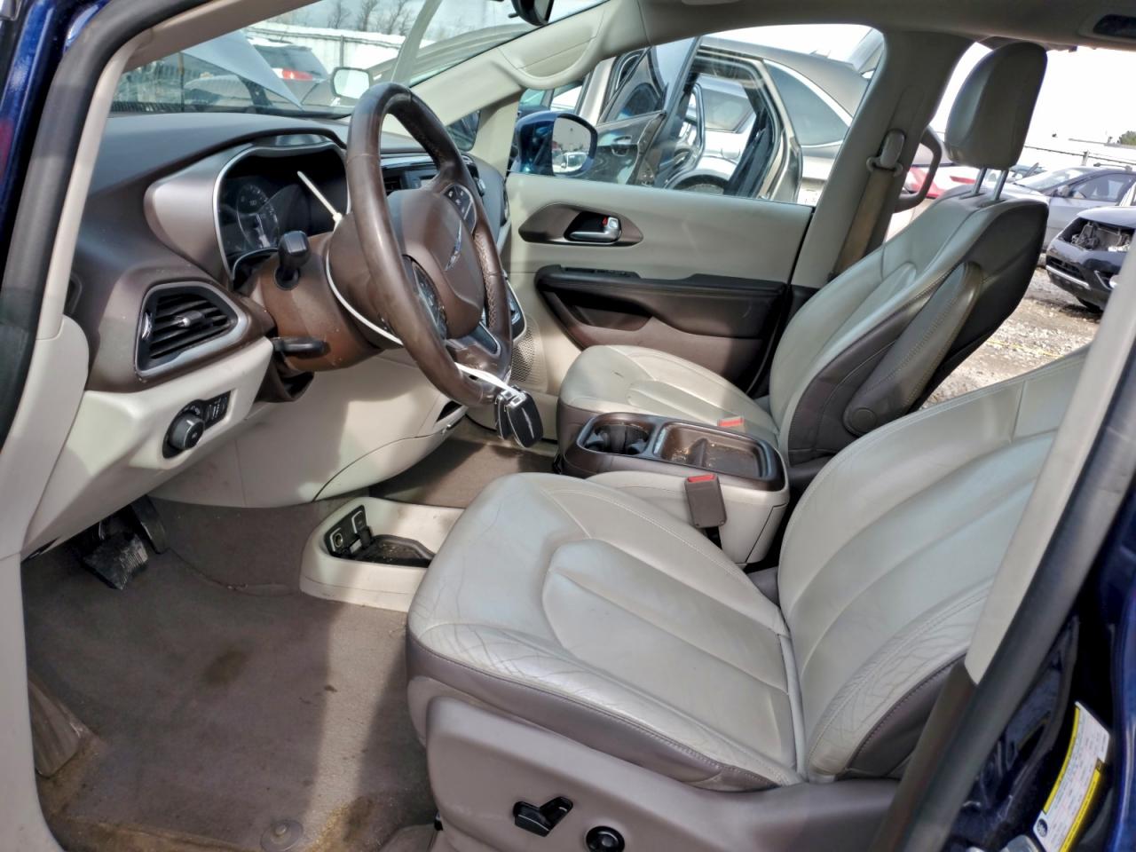 Chrysler Pacifica Touring L Image 8